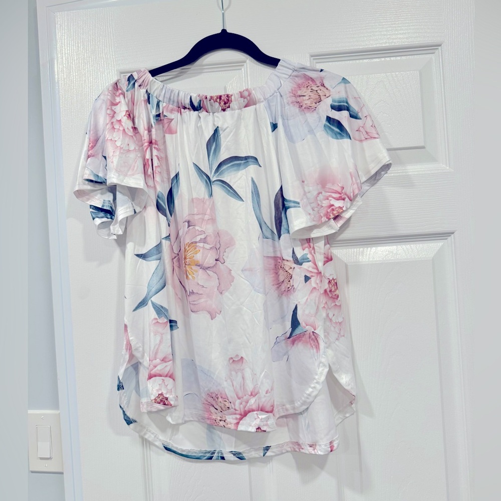 Beautiful White Floral Print Off The Shoulder Short Sleeve Blouse. Size Small.